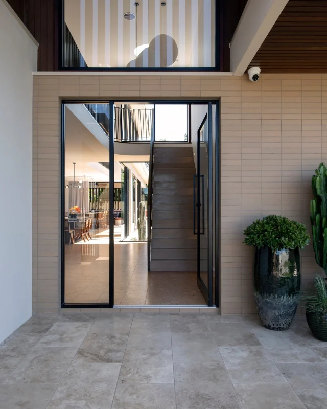 The entrance of this residence is a statement of style and materiality. The Crosscut Cream 440x600 frames the entryway with elegance and natural texture.
Functional, slip-resistant, and durable, the perfect balance between design and performance.
#DesignerEntrance #CrosscutCreamTiles #ModernFacades #EntrywayArchitecture #ElegantExteriors #NaturalStone #ContemporaryDesign #GrooveTileAndStone